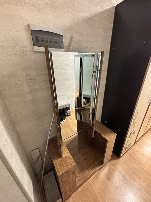 Трюмо с зеркалами . Из дерева