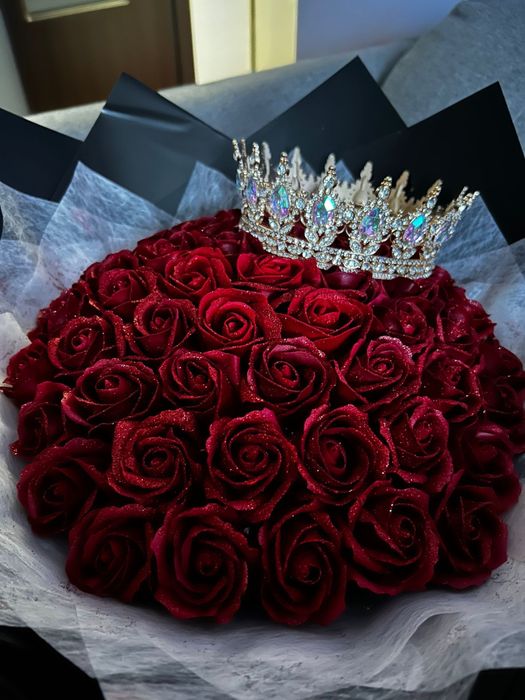 Buchet 51 de trandafiri sapun plus coroana si scipici