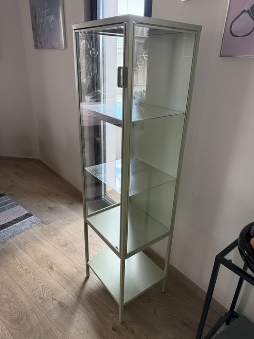 Продавам витрина