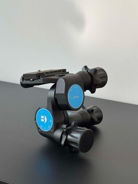 Алуминиев статив Benro и Трипозиционна глава с предавки