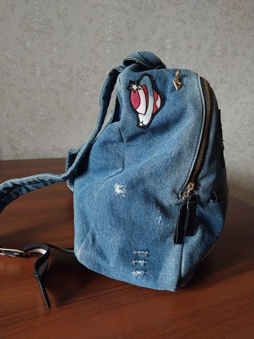 Рюкзак из джинсовой ткани.