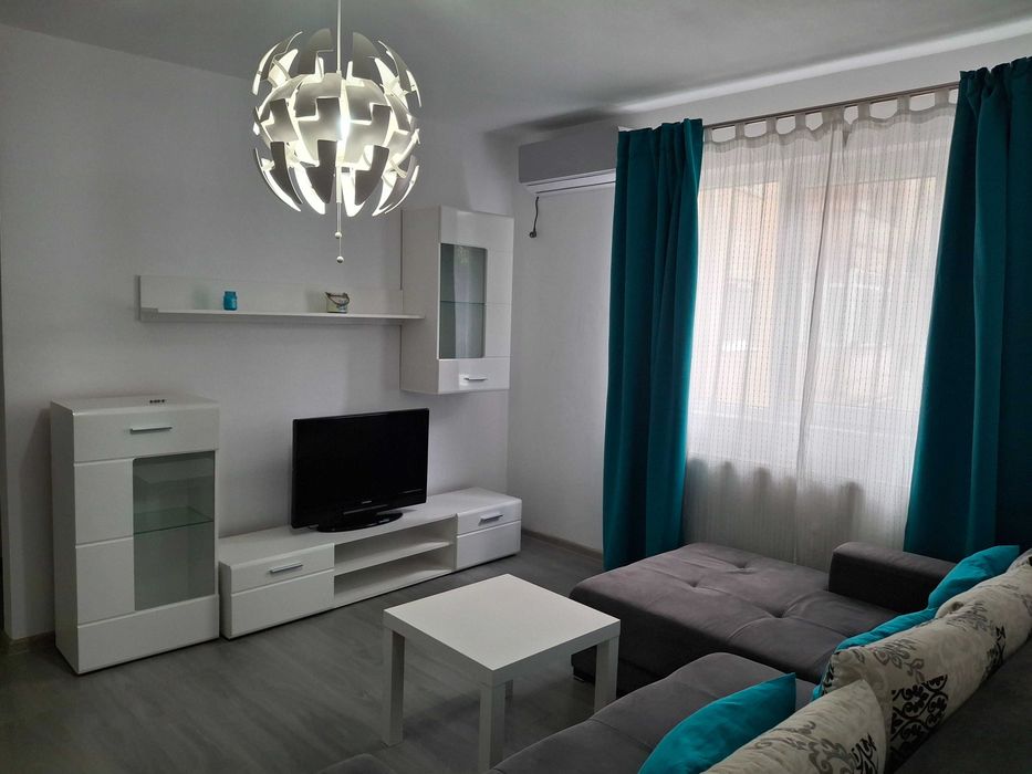 Apartament de inchiriat (2 camere complet renovat - in centru) cu garaj
