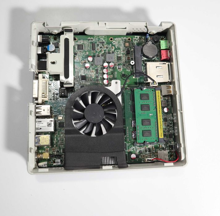 ZOTAC ZBOX ID86 Intel Atom D2550 dual-core 1.86 GHz 4GB of DDR3 RAM