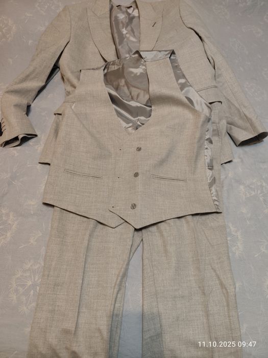 Нов неизползван костюм от 3 части