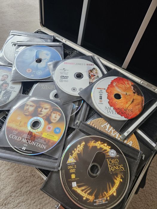 Метален  куфар  за съхранение на CD  и  DVD.