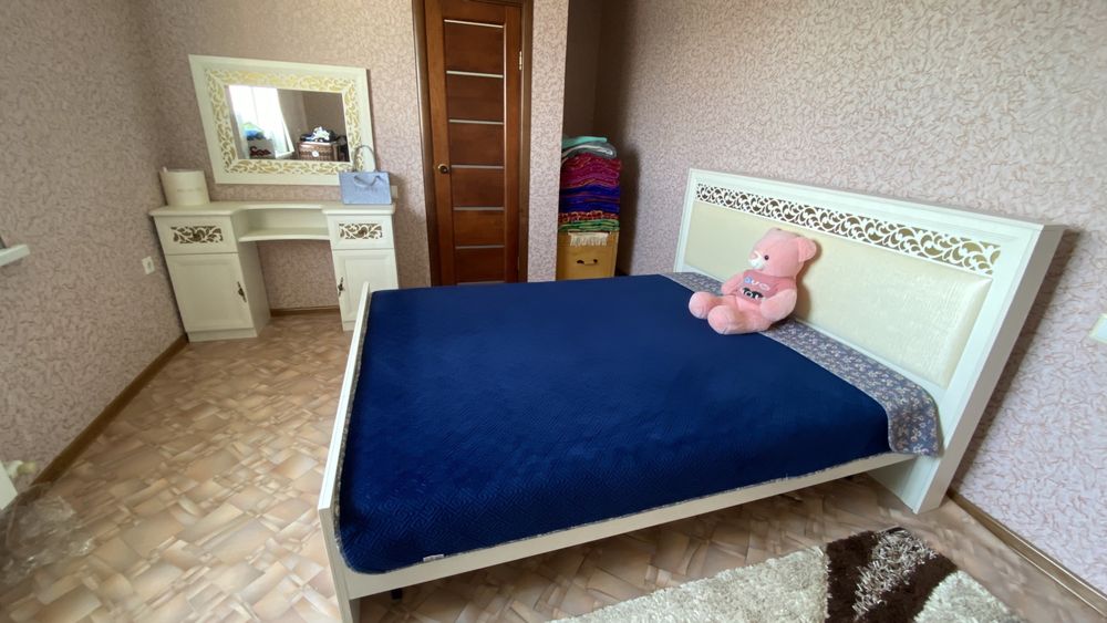 Продам спальный гарнитур с комодом
