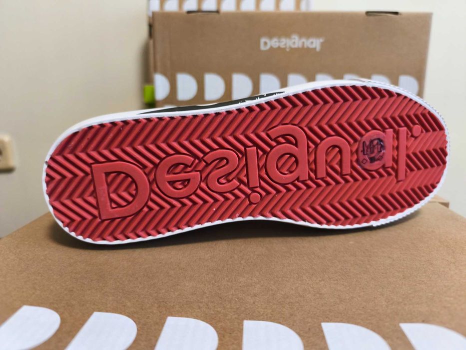 Desigual кецове.