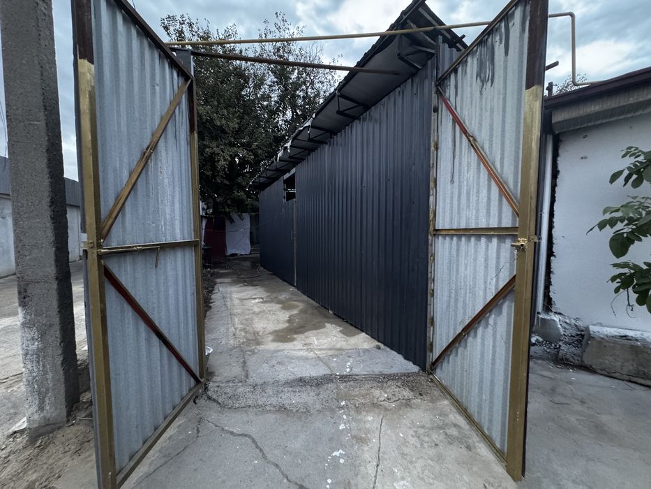 Chorsu kiyim bozori bilan 5 metr masofada sklad yashash uchun joy bor