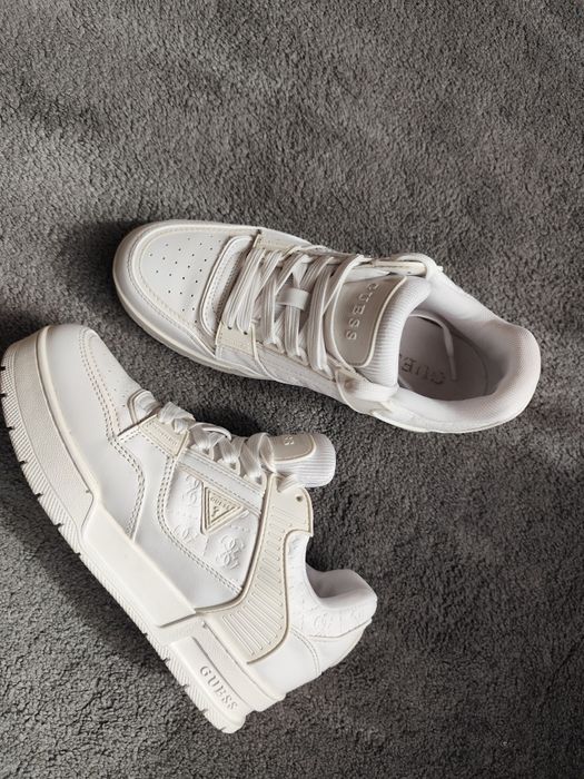 Бели маратонки Guess, 38 номер