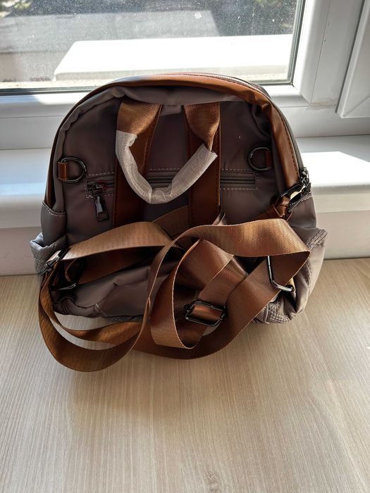 Продавам нова дамска чанта тип раница