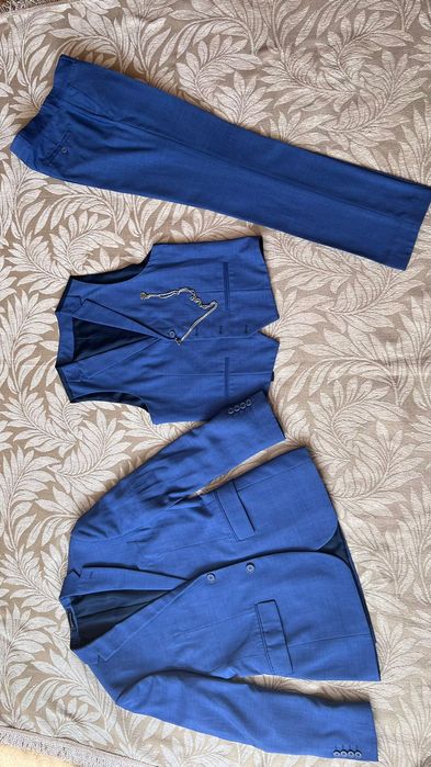 Продам костюм тройка на подростка.