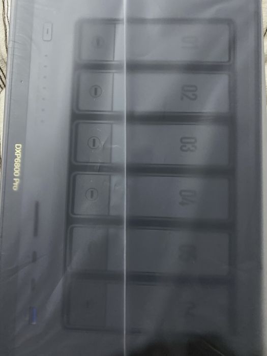 dispozitiv de stocare în rețea (NAS) UGREEN NASync DXP6800 Pro.