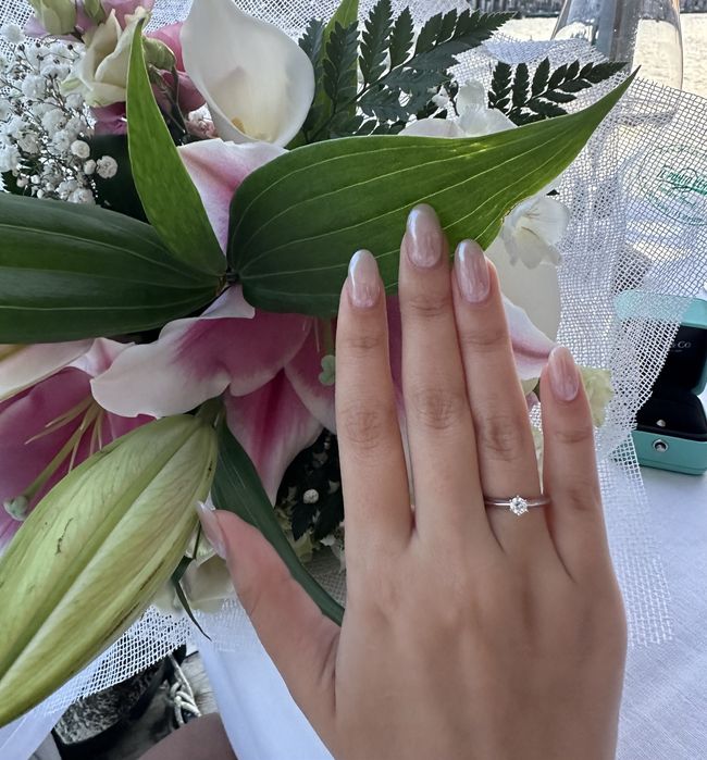 Продаю помолвочное кольцо Tiffany & Co. с бриллиантом.
