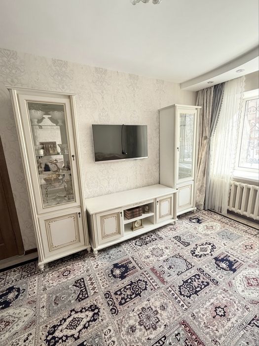 Стенка и мягкий диван в зал