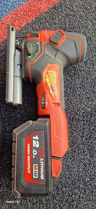 Milwaukee ferestrau pendular pe acumulator.