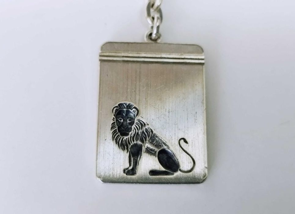 Vechi breloc alpaca , placat cu argint ,  zodia leu