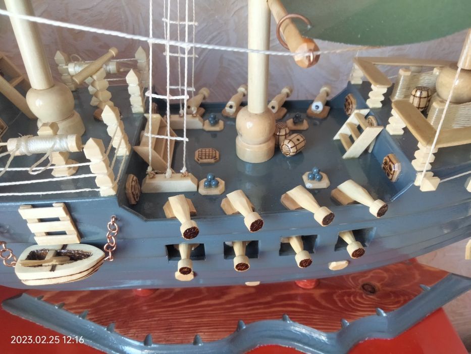 Продам корабль серого цвета