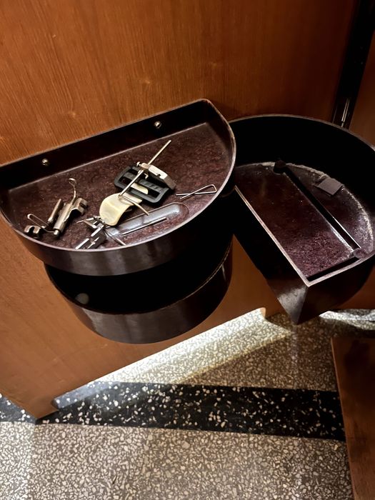 Оригинална крачна шевна машина Union в дървен шкаф