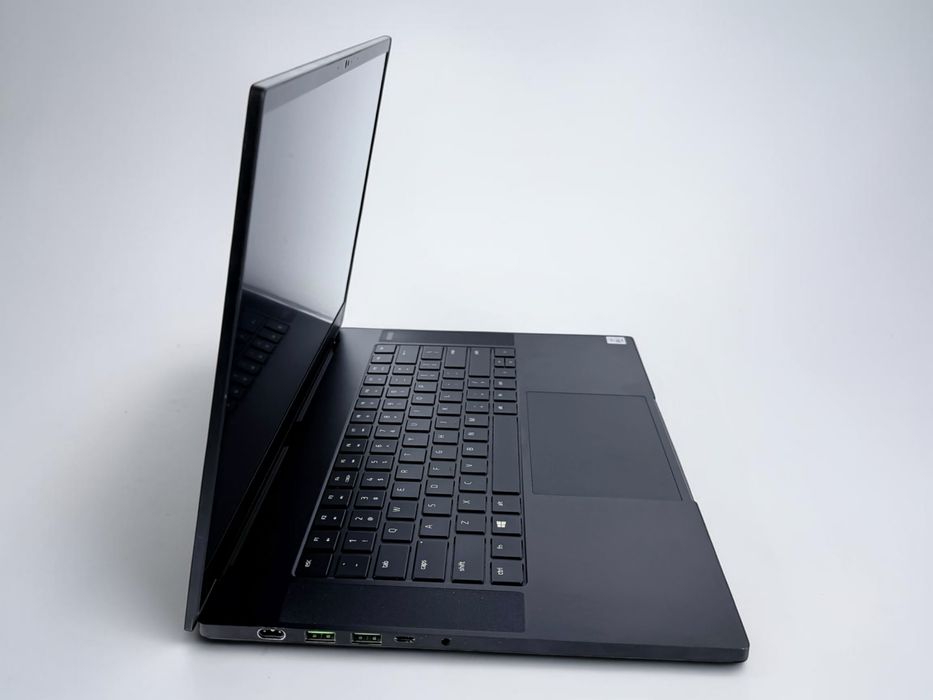 Razer Blade 15.6" Full HD 300Hz Intel Core i7-10875H 32GB DDR4 512GB SSD RTX 2080 Super Max-Q Геймърски лаптоп