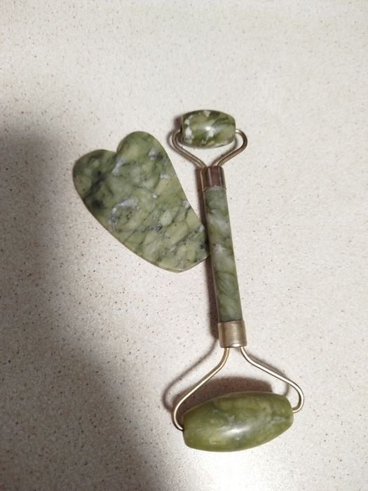 Комплект -Ролер  нефрит за красота + Gua Sha камък нефрит сърце