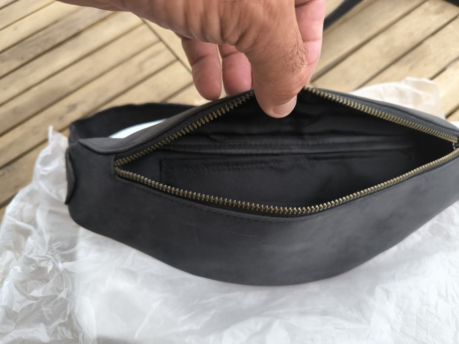 Чантичка бананка за кръста или през рамото от естествена кожа