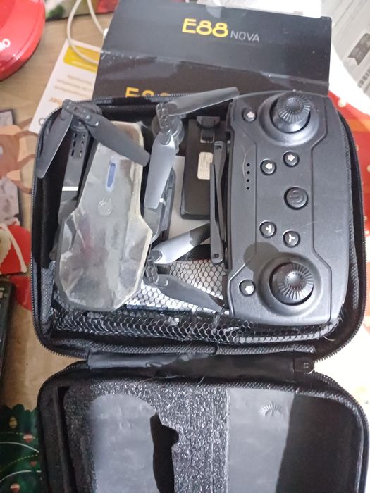 Vând drona E88 Nova