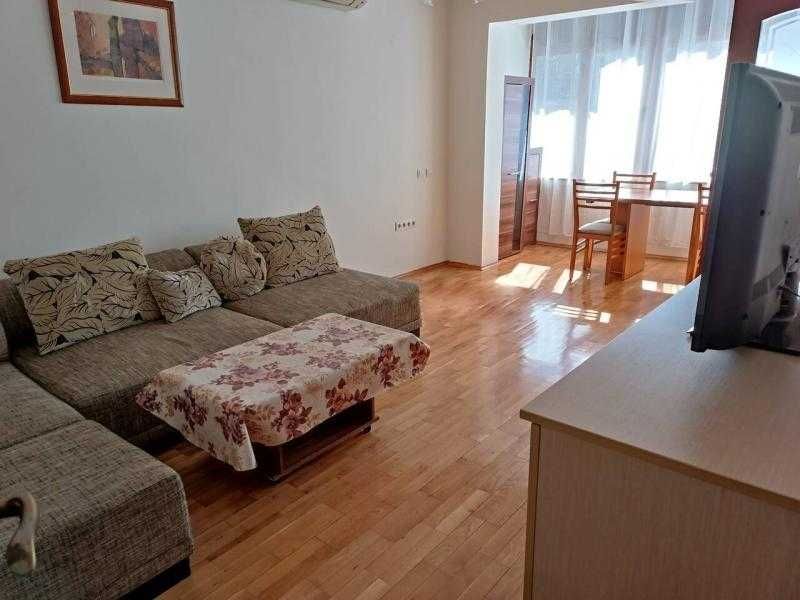 Дава се под наем Двустаен апартамент в Бургас, Център - 120 кв.м за 714 € - Снимка #2