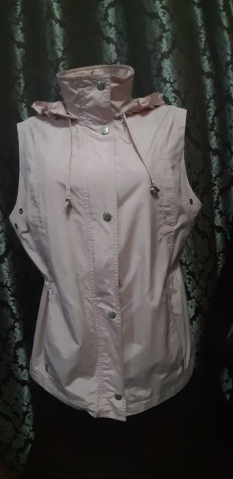 Vestă de toamna/primavara roz cu gluga.