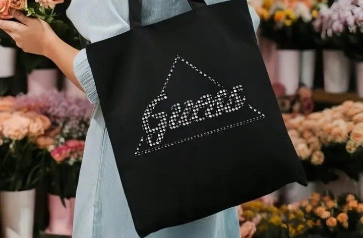 Geanta Guess/tip sacosa/material textil, potrivita cumpărături, saculet, etichetă