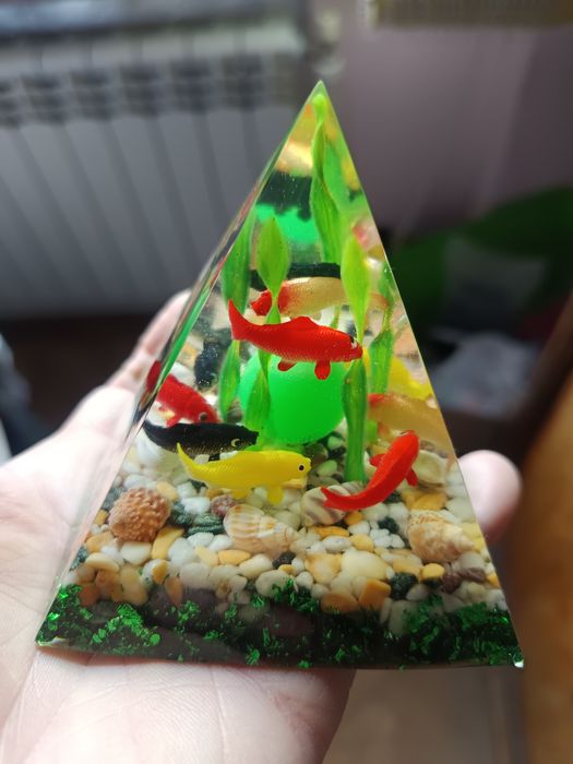 Vând piramidă din rășină epoxidică cu decor pești