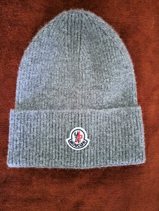 "MONCLER" вълнена шапка