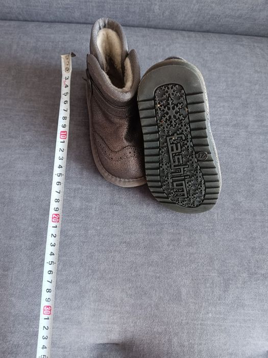 Продам детские ботинки