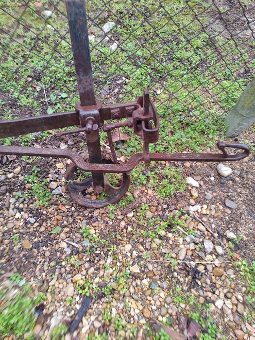 Стар метален плуг