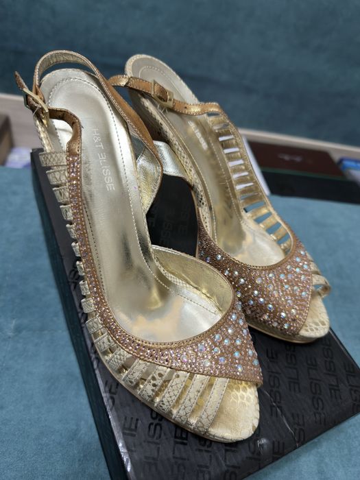 Вечерные босоножки со стразами