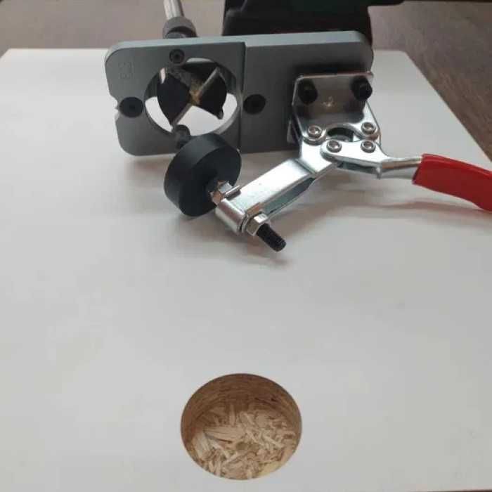 Водач с фрезер и ограничител за пробиване отвори на мебелни панти