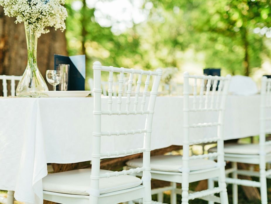 De închiriat scaune mese cort veselă completă evenimente private