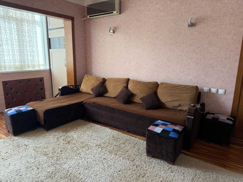 Гостинный уголок (пуфики и стол в подарок)