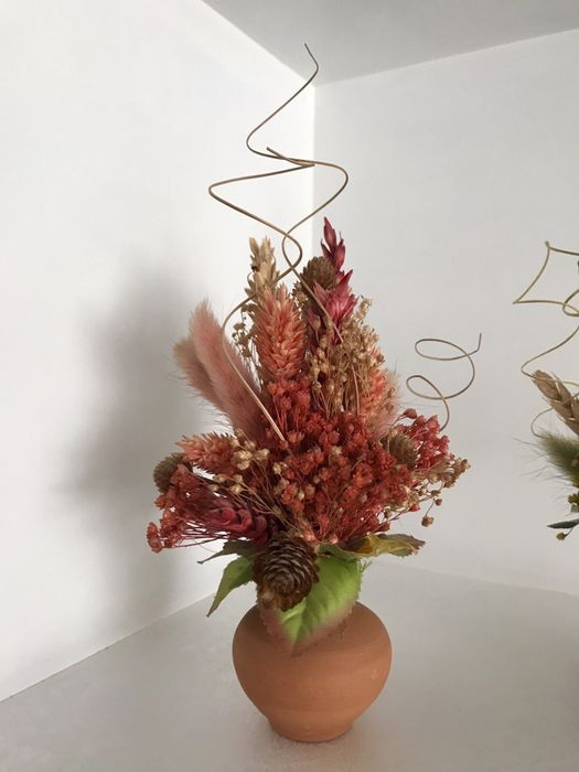 Вазички със сухи цветя и лот българска народна шевица