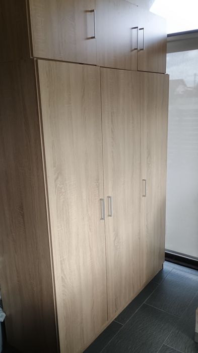 Vând dulap cu trei usi cu corp superior