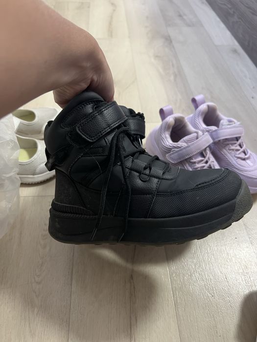 Отдам бесплатно обувь детскую