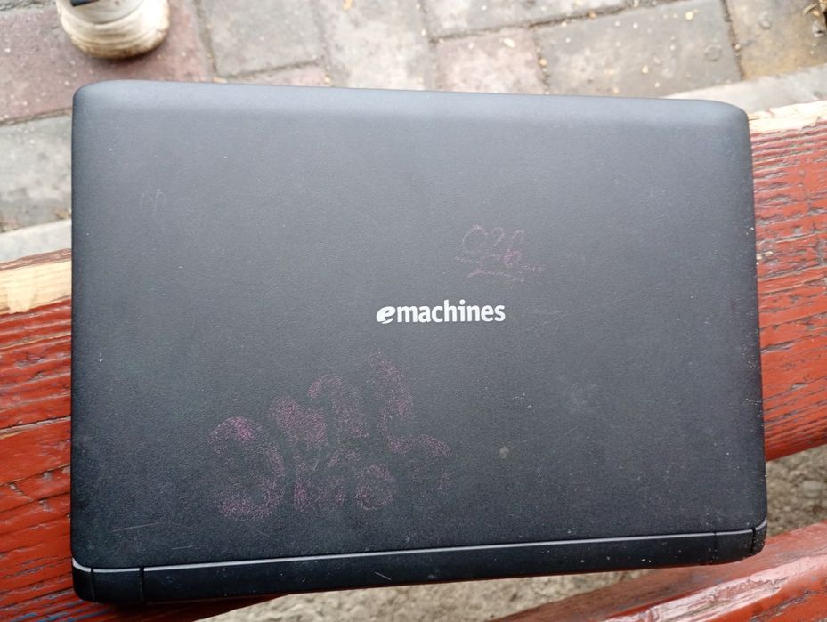Vând leptop  emachines