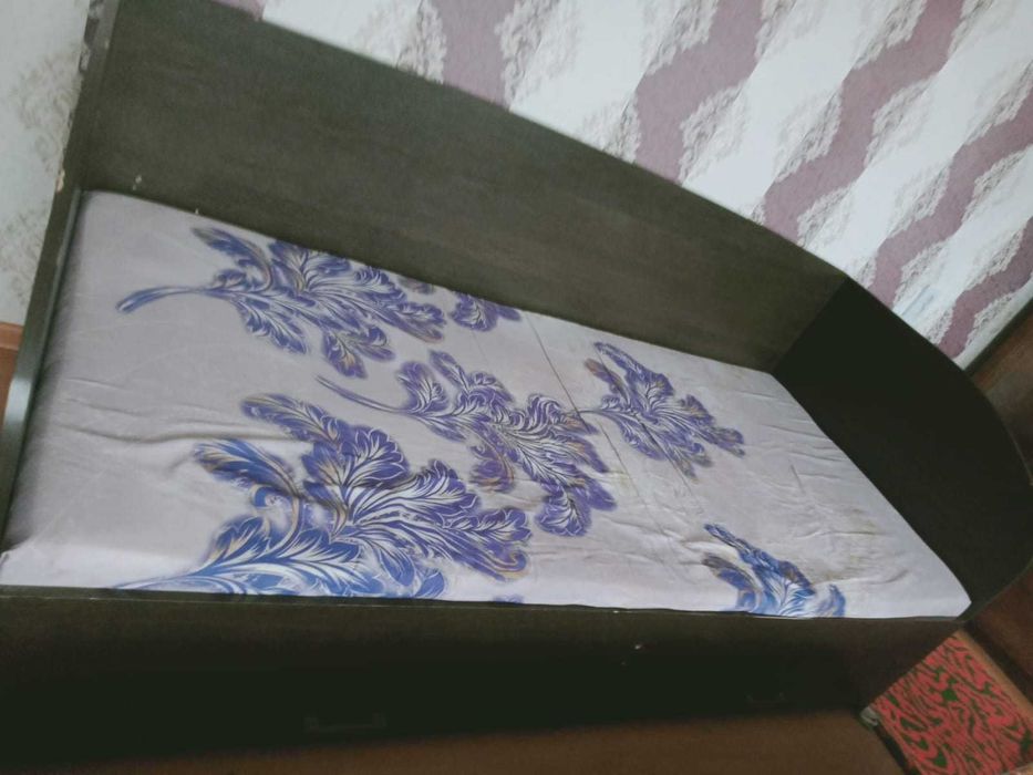 Продам детский кровать с ящиками и с  плотным матрасом