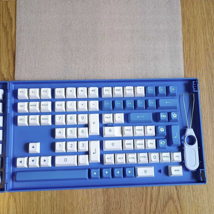 Taste Akko Blue on White keycaps