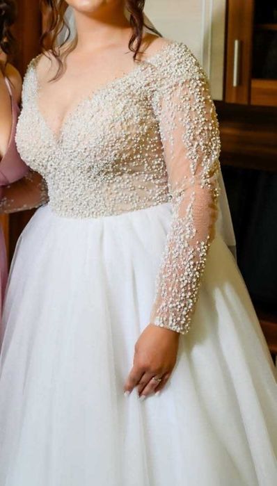 Vând rochiță de mireasă, cu mâneci si trenă, plus cerc de 3