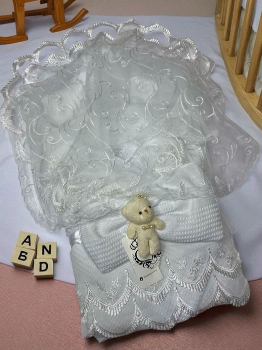 Нарядные конверты для новорождённых малышей на выписку