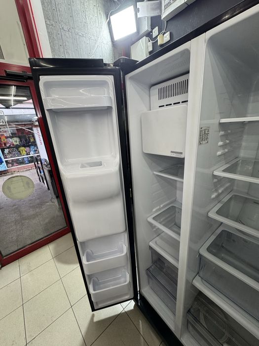 Хладилник с фризep двукрилен samsung като нов!