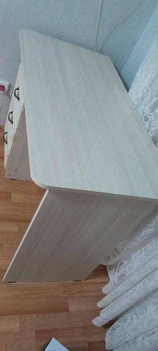 Стол с тумбочкой