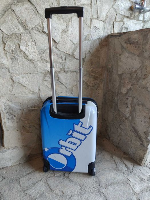 Куфар с логото на ORBIT