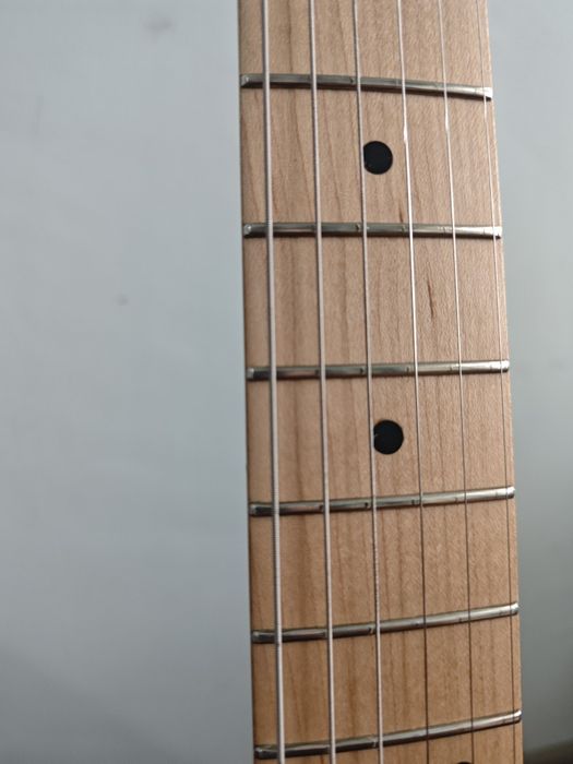Продам электрогитару squier
 Squier 
Продаю Squier Sonic Stratoc