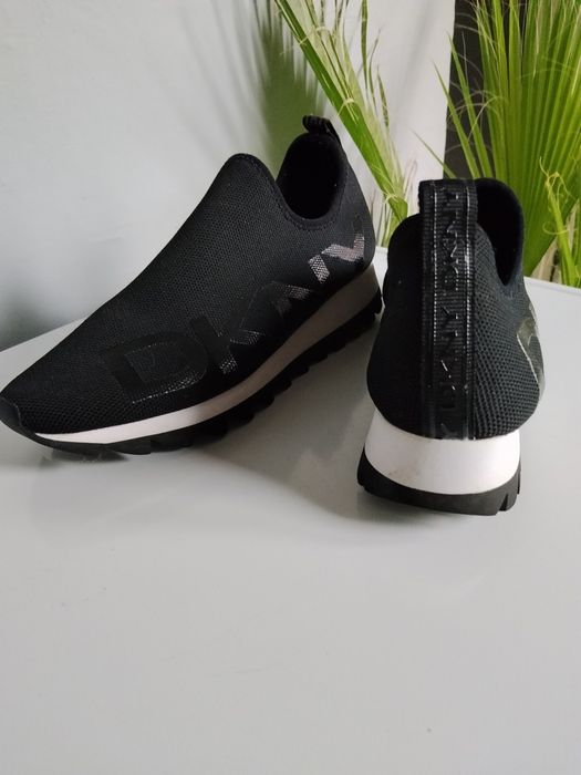 Vând adidași dama DKNY